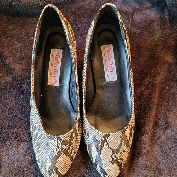 Pumps - Picture 2 of 4